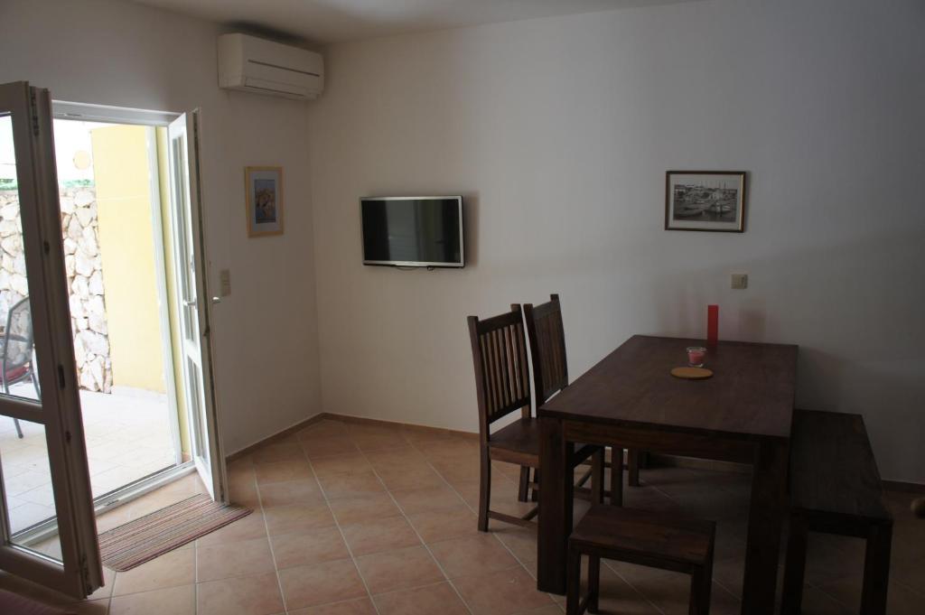 Guki Reihenhaeuser Malinska Kamer foto